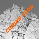 Das Bild zeigt im Hinterund schwarz weiß einen felsigen Berggipfel. Die Strucktur ist stark zerklüftet. Eine orangene Schrift durchzieht das Bild welche - COMING SOON - aussagt. 