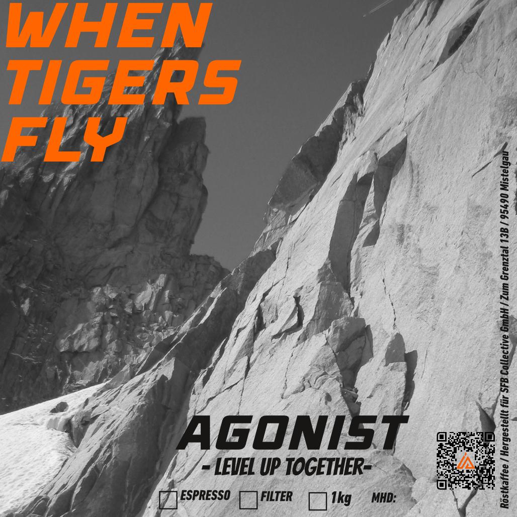 Das Bild zeigt im Hintergrund eine Felslandschaft in schwarz weiß. Oben links im Eck findet sich der Name der Kaffeemischung - WHEN TIGERS FLY -. Im unten rechten Eck findet sich der Markenname AGONIST mit der Unterschrift - level up together -. Darunter finden sich die Eigenschaften des Kaffees, Espresso, Filterkaffee, 1 kg, Mindesthaltbarkeitsdatum und rechts horizontal geschrieben die Anschrift des Herstellers und das es sich um Röstkaffee handelt. 